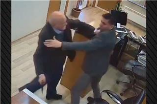 Τουρκία: Ηλικιωμένος εισέβαλε σε κυβερνητικό κτίριο με μπαλτά και επιτέθηκε σε υπάλληλο, δείτε βίντεο