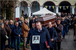 «Μαμά, πήραν άδικα τη ζωή σου, δεν ήταν στη μοίρα της να φύγει τόσο νέα»: Σπαραγμός στις κηδείες των εργατριών της «Βιολάντα»