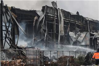 Πολύμηνη διαρροή βλέπουν οι ειδικοί πίσω από τη φωτιά στη «Βιολάντα» – Φόβοι για νέα ανάφλεξη και έκρηξη