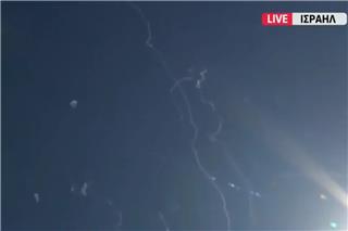 Η ΕΡΤ κατέγραψε live την κατάρριψη ιρανικών βλημάτων από την αεροάμυνα του Ισραήλ: «Είναι ακριβώς από πάνω μας»