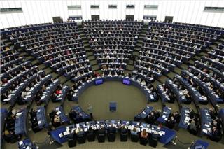 Ευρωκοινοβούλιο: Αναστέλλονται οι εμπορικές συμφωνίες ΕΕ-ΗΠΑ μέχρι να σταματήσουν οι απειλές Τραμπ