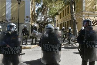 Επεισόδια στην Ευελπίδων με «υπερασπιστές» των ληστών της Τιθορέας: Στη φυλακή και οι 6 μετά τις απολογίες τους