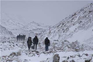 Έβερεστ: Σκουπίδια, συνωστισμός και παρατημένοι νεκροί στην ψηλότερη κορυφή του κόσμου