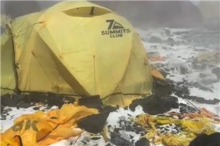 Το Camp IV του Έβερεστ έχει μετατραπεί σε γιγαντιαία χωματερή - Σκηνές, φιάλες οξυγόνου και περιττώματα στην «ανάσα» της κορυφής του κόσμου