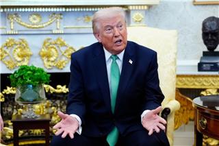 Τραμπ: «Πρέπει να σκεφτούμε την αποχώρηση από το ΝΑΤΟ»