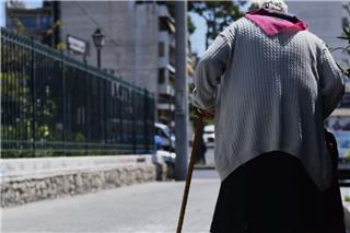 Αγρίνιο: Ηλικιωμένη πέταξε 36.000 ευρώ και κοσμήματα από το μπαλκόνι για να «καταγραφούν»