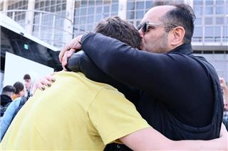 Συγκίνηση, κλάματα και χειροκροτήματα για την επιστροφή των εφήβων αθλητών του Αρη στη Θεσσαλονίκη