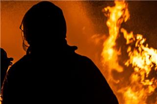 Φονική πυρκαγιά σε διαμέρισμα στη Λαμία – Νεκρή γυναίκα, απεγκλωβίστηκαν μητέρα και παιδί