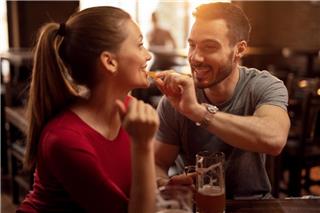 Τι δείχνει o τρόπος που φλερτάρουμε για την προσωπικότητά μας