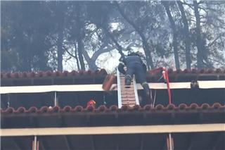Φωτιά στη Σίβηρη Χαλκιδικής: Καρέ καρέ η πτώση πυροσβέστη από σκάλα σπιτιού μπροστά στην κάμερα