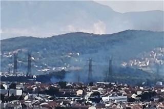 Φωτιά στον Γέρακα δίπλα στην Αττική Οδό: 112 για ετοιμότητα, σηκώθηκαν 4 εναέρια