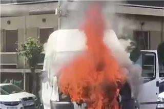 Νίκαια: Βανάκι «λαμπάδιασε» τη στιγμή που κινούταν σε κεντρικό δρόμο