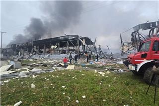 Τρεις γυναίκες νεκρές από τη μεγάλη φωτιά στο εργοστάσιο της Βιολάντα στα Τρίκαλα