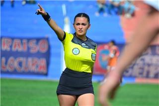 Η εντυπωσιακή γυναίκα διαιτητής,με φούστα την ώρα του αγώνα και μαγνητίζει τα βλέμματα!