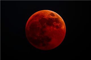Το φεγγάρι θα «βαφτεί» κόκκινο για 82 λεπτά: Το εντυπωσιακό φαινόμενο που θα καθηλώσει τους πάντες