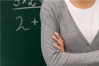 Δασκάλα απολύθηκε από τη θέση της σε δημόσιο σχολείο γιατί διατηρούσε Airbnb