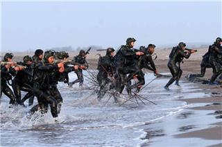 Πρωτοφανής απειλή των Φρουρών της Επανάστασης: «Φορτίστε κινητά, αποθηκεύστε νερό, μάθετε περσικά»