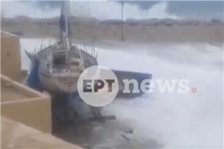 Τεράστια κύματα «σηκώνουν» ιστιοπλοϊκό στο λιμάνι της Γαύδου, δείτε βίντεο