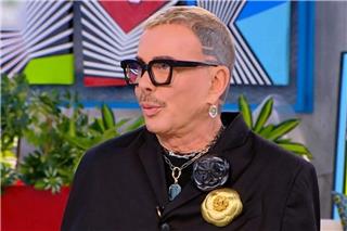 Λάκης Γαβαλάς: «Θα σχεδιάσω ταφόπλακες από μάρμαρο»