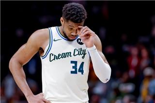 Νέα δημοσιεύματα για τον Αντετοκούνμπο: «Έφτασε κοντά να απολύσει τον ατζέντη του επειδή δεν του έχει βρει ακόμα ομάδα»