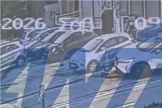 Βριλήσσια: Η στιγμή που ο άνδρας παρασύρει την υπάλληλο των ΕΛΤΑ - Διαφώνησαν για ένα δέμα