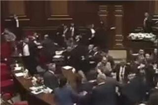 Γροθιές και κλωτσιές στη Βουλή της Αρμενίας, σε live μετάδοση ‑ Το σχόλιο που άναψε τη φωτιά
