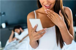 Το άρθρο των New York Times για τον σύζυγο που παρηγορεί τη γυναίκα του μετά την απιστία της και οι αντιδράσεις