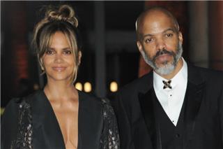 Χάλι Μπέρι: Με τον αρραβωνιαστικό μου κάνουμε το πιο εκπληκτικό σeξ που μπορούν να κάνουν δύο άνθρωποι