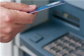 Προσοχή στα ΑΤΜ: Οι Αρχές προειδοποιούν για ένα τέχνασμα που μπορεί να «αδειάσει τον λογαριασμό σας»