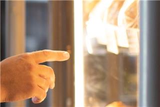 Θεσσαλονίκη: Συνελήφθη ιδιοκτήτρια αυτόματου πωλητή προϊόντων κάνναβης που δεν είχε «κόφτη» για ανήλικους