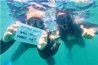 Ο Τζέιμς Χέτφιλντ των Metallica έκανε πρόταση γάμου στη σύντροφό του δίπλα σε καρχαρίες