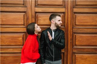 1 στους 3 άνδρες της Gen Z πιστεύουν ότι οι γυναίκες πρέπει να υπακούν τον σύζυγο: Το ίδιο και 1 στις 5 γυναίκες