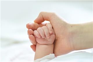 Ελπίδες για το κοριτσάκι που έπεσε στο συντριβάνι στην Καλλιθέα