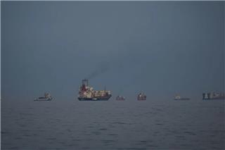 Τρία φορτηγά πλοία δέχτηκαν πυρά στο Στενό του Ορμούζ σήμερα, ανάμεσά τους και το ελληνόκτητο «Epaminondas»