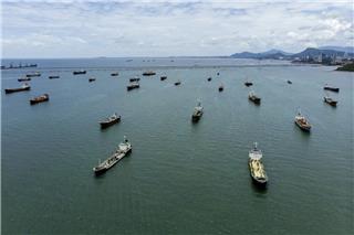 «Θα καταστρέψουμε όποιο πλοίο περάσει χωρίς άδεια»: Το μήνυμα του Ιράν για τα Στενά του Ορμούζ