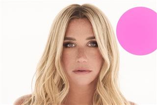 Η Kesha πόζαρε χωρίς μαγιό σε παραλία