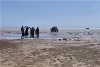Υεμένη: Βίντεο δείχνουν κυβερνητικό τεθωρακισμένο να πέφτει πάνω σε Χούθι που παραδίδονται