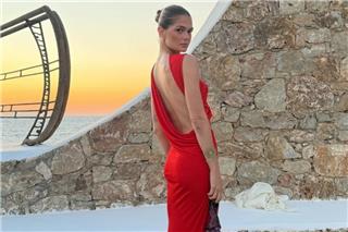 Αμαλία Κωστοπούλου: Το κόκκινο εξώπλατο φόρεμα που τράβηξε όλα τα βλέμματα