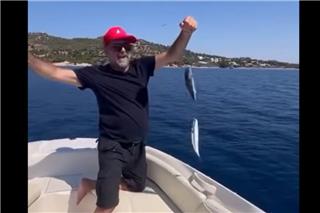Η οργή του Μιχάλη Ιατρόπουλου για τους λαγοκέφαλους που ψάρεψε: «Aπό τούς μαλ...ες δεν γλυτώνεις πουθενά!»