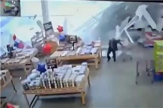 Η στιγμή που καταρρέει η οροφή πολυκαταστήματος στο Νιου Τζέρσεϊ ενώ βρίσκονται μέσα 27 άνθρωποι