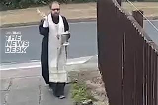 Ιερέας ράντισε με αγιασμό τον φράχτη της γειτόνισσάς του εν μέσω άγριας διαμάχης για τα όρια των οικοπέδων τους