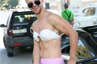 Βενζινάδικο πρόσφερε δωρεάν καύσιμα σε όποιον φορούσε μπικίνι: Περίμεναν γυναίκες, αλλά...