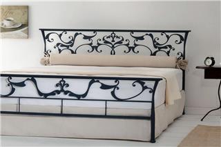 Το deco trend που επιστρέφει: μεταλλικά κρεβάτια με χαρακτήρα