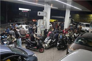 Χάος στην Ινδία υπό τον φόβο έλλειψης καυσίμων: Τεράστιες ουρές, ξύλο και αναφορές για νεκρούς σε βενζινάδικα, δείτε βίντεο