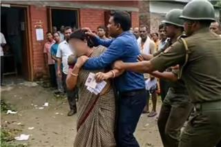 Περίμενε 5 ώρες έξω από εκλογικό τμήμα τη σύζυγό του που «κλέφτηκε» με άλλον πριν από 2 χρόνια