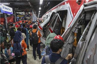 Σιδηροδρομική τραγωδία στην Ινδονησία: Τουλάχιστον 14 νεκροί και 81 τραυματίες, αγωνία για τους εγκλωβισμένους