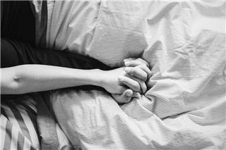 Μπορεί το σeξ να σας κάνει πιο ευτυχισμένους; Τι λέει η επιστήμη