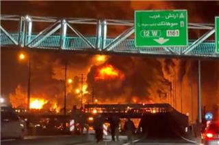 Ιράν: Απόκοσμες εικόνες μετά το χτύπημα στις πετρελαϊκές εγκαταστάσεις - Επιθέσεις και στο Κουβέιτ