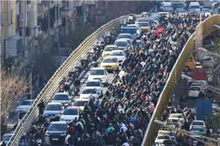 Χάος στο Ιράν: Ο λαός στους δρόμους κατά των Αγιατολάχ, τρεις νεκροί και εσωτερικές ρωγμές στο καθεστώς