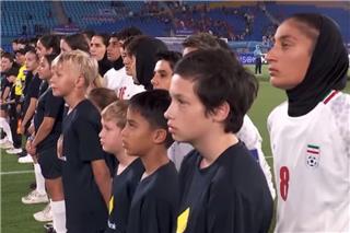 Το λεπτό που πάγωσε το γήπεδο: Καμία δεν τραγούδησε - Eνα παγκόσμιο μήνυμα από τις Ιρανές ποδοσφαιρίστριες